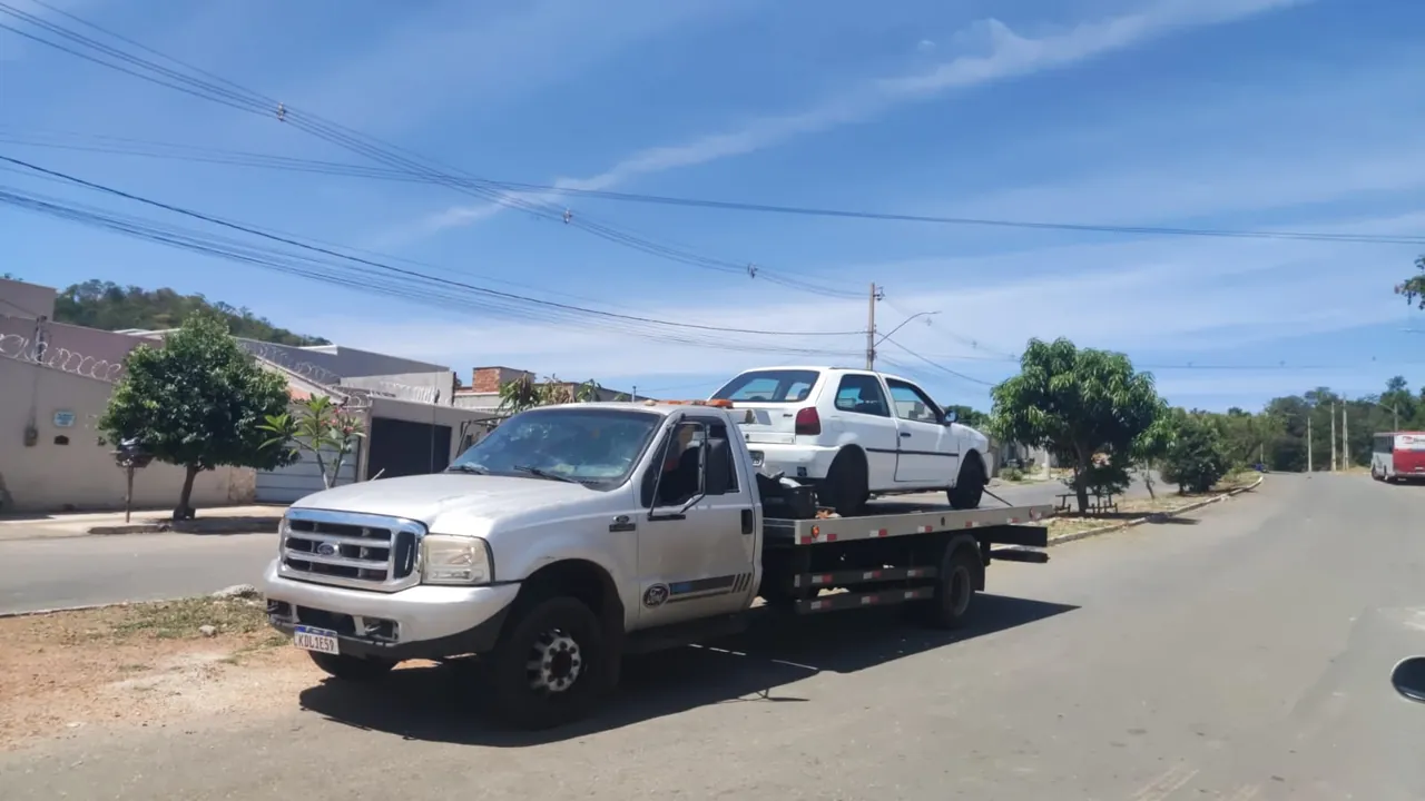Caminhão guincho plataforma do Auto Socorro Vila